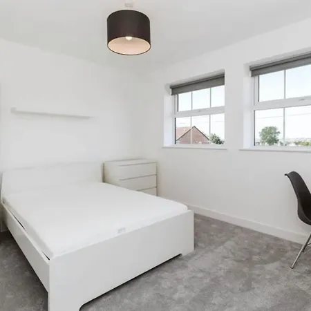 Hébergement de vacances 7bed Modern House With 5 Bathrooms And Garden Bristol