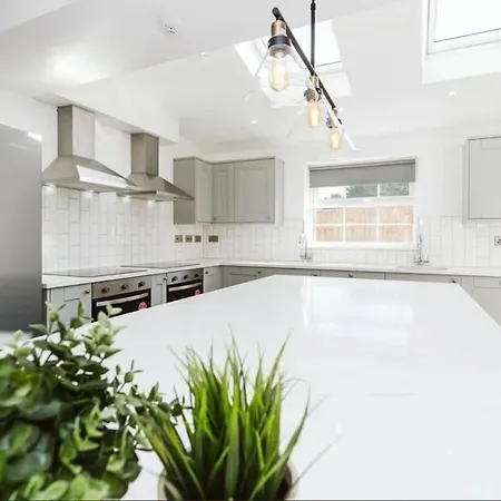7bed Modern House With 5 Bathrooms And Garden * Bristol