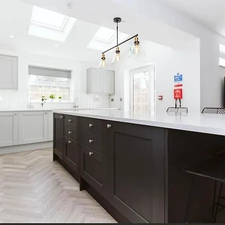 7bed Modern House With 5 Bathrooms And Garden * Bristol