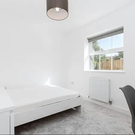 Hébergement de vacances 7bed Modern House With 5 Bathrooms And Garden *